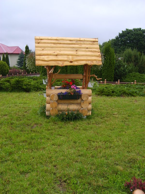 Колодец из бревен декоративный