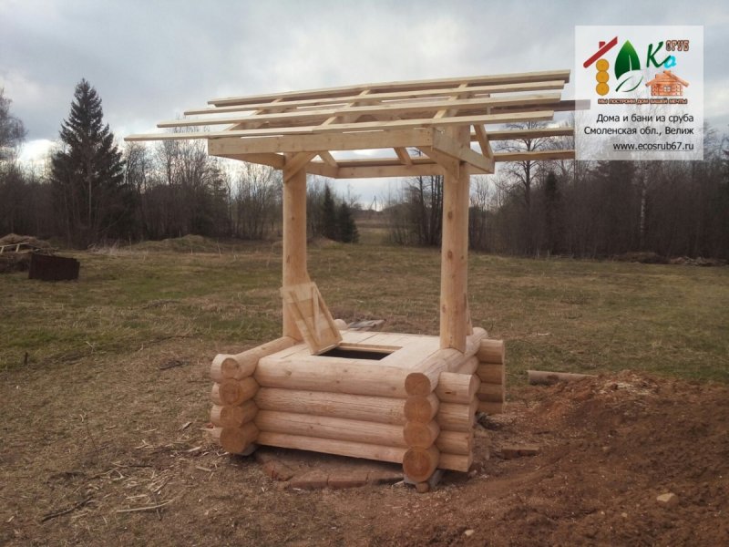 Колодезный домик из бревен