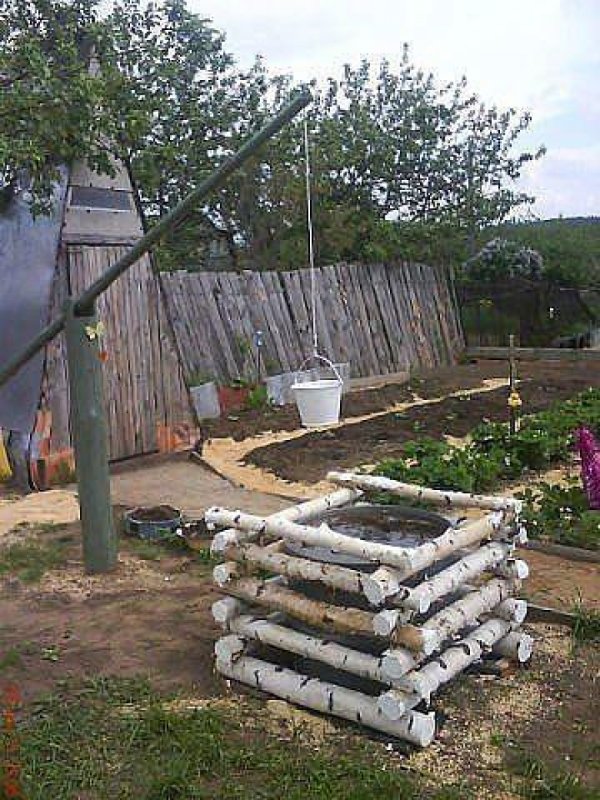 Декоративный колодец из березовых бревнышек