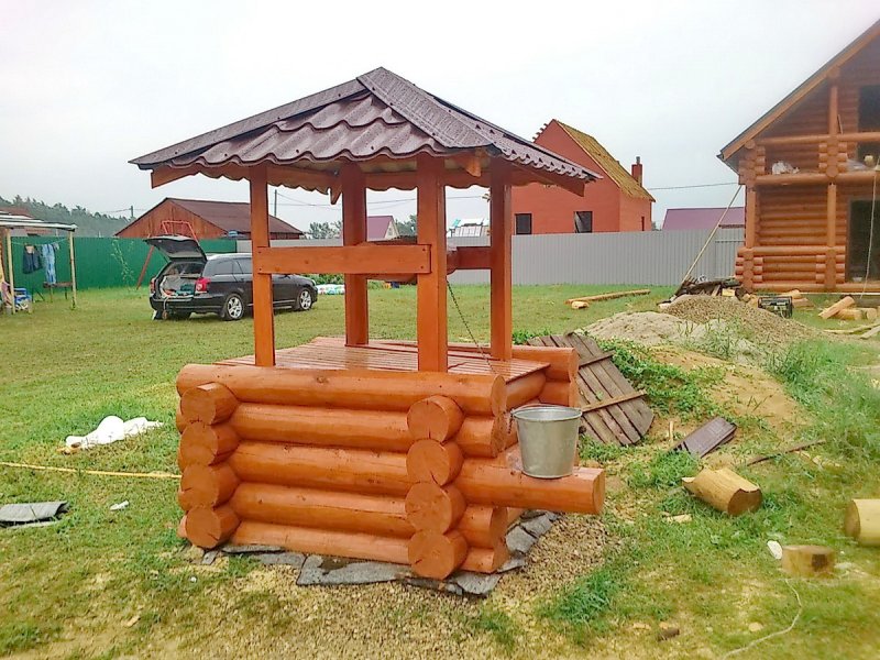 Колодец из оцилиндрованного бревна