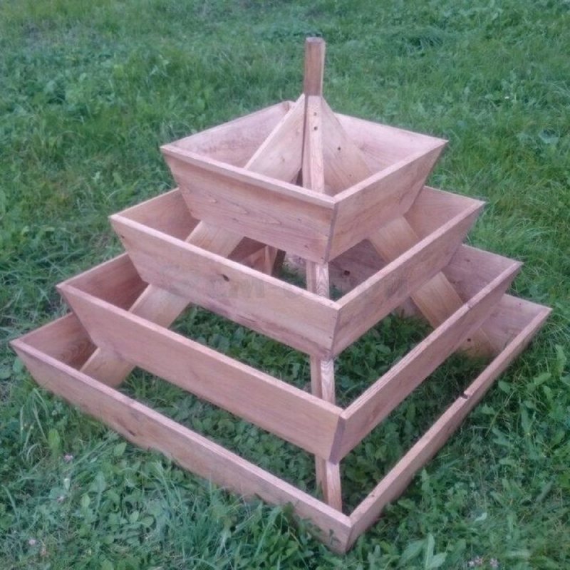 Клумба для клубники многоярусная