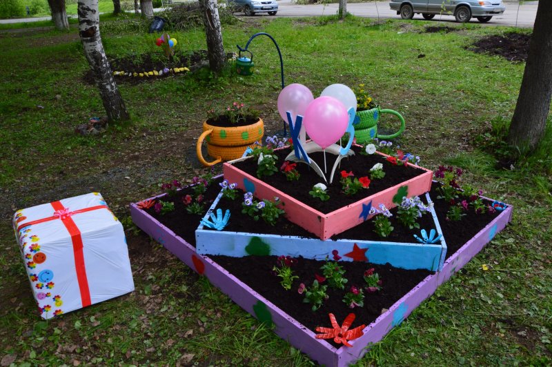 Трехъярусная клумба для цветов