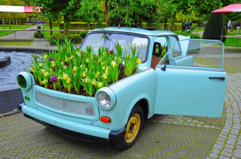Клумба из автомобиля