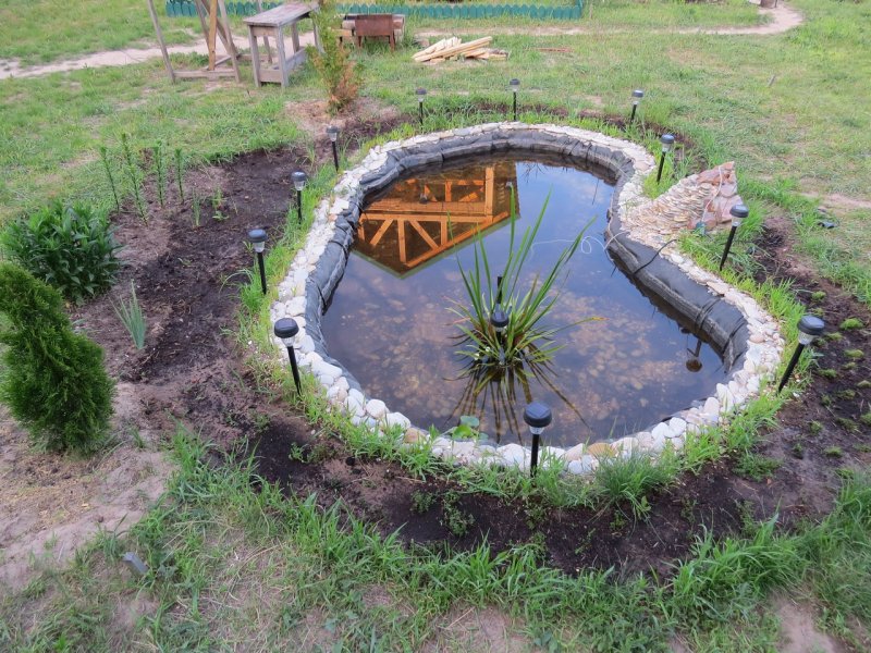 Водоем из кирпича на даче