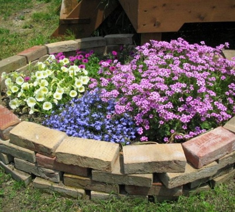Клумба из старых кирпичей