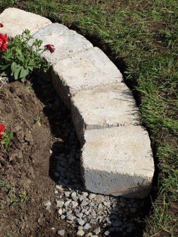 Садовый бордюр из кирпича