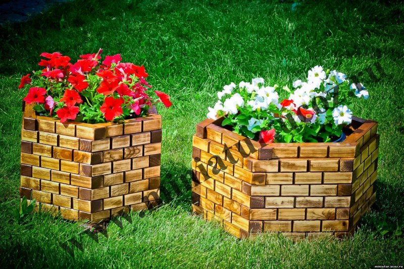 Оригинальные клумбы из кирпича