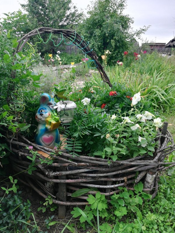 Клумба корзина из ивовых прутьев
