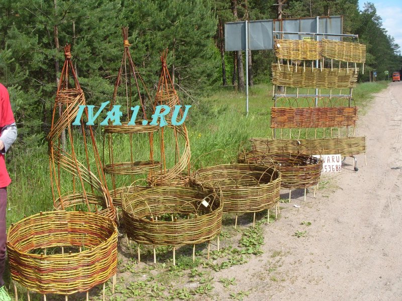 Плетение из лозы клумбы