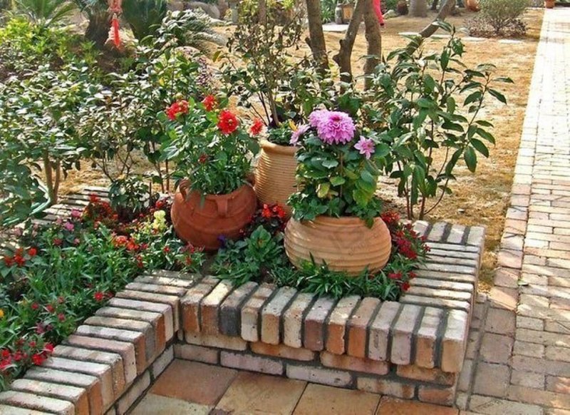 Бордюр из кирпича для клумбы