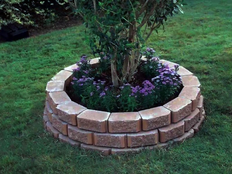 Круглая клумба из кирпича