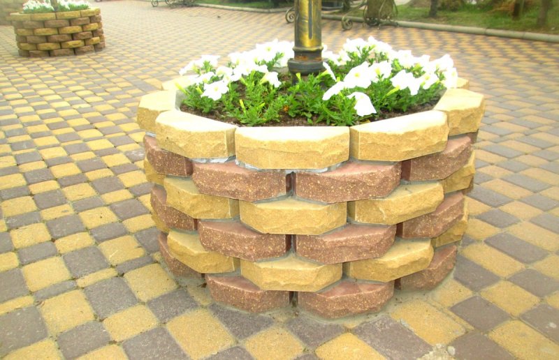 Клумбы из кирпича