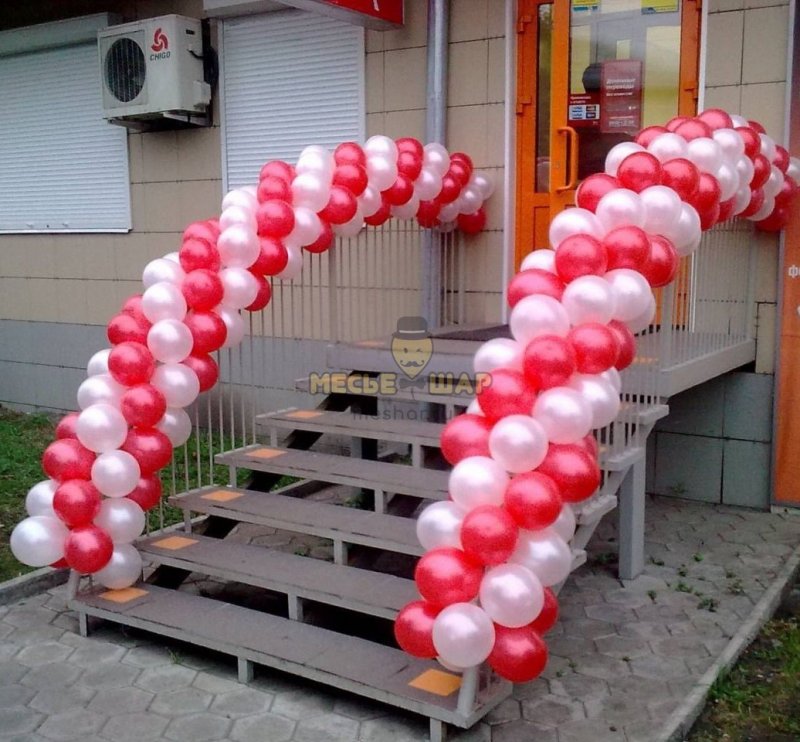 Украшение разнокалиберными шарами