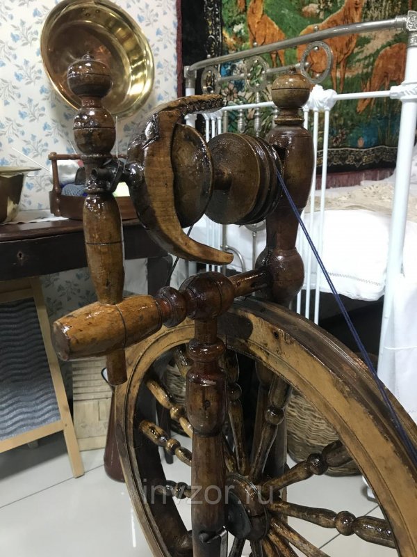 Люстра из колеса от прялки