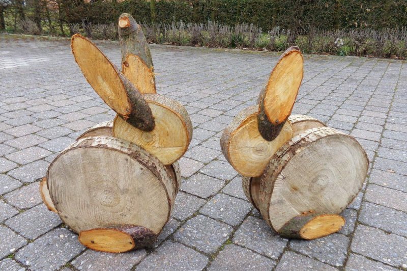 Заяц из спилов дерева