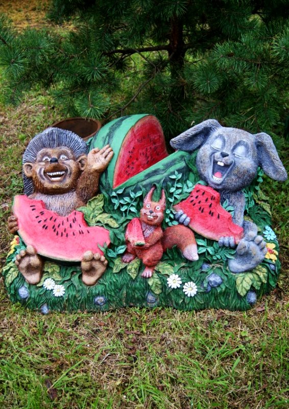Клумбы с фигурками