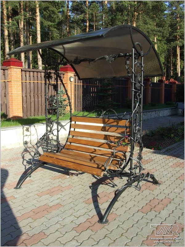 Кованые лавочки с навесом