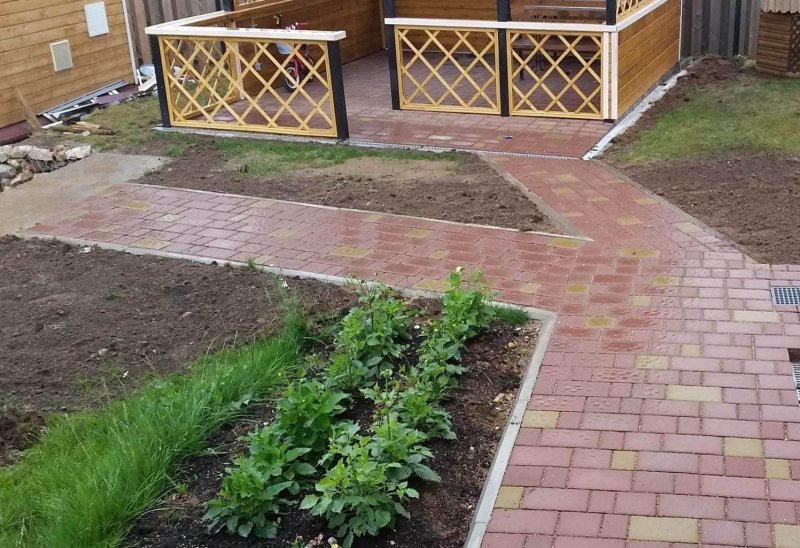 Тротуарная плитка на дачном участке