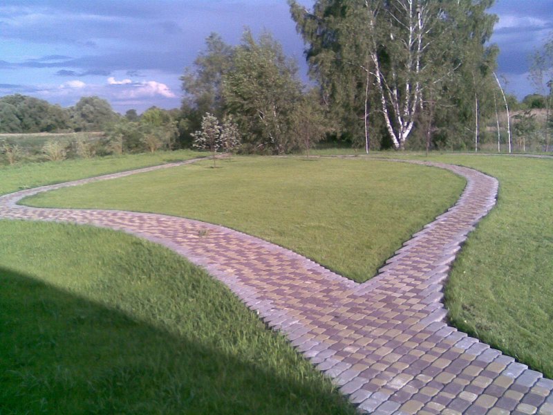 Дорога из брусчатки на даче