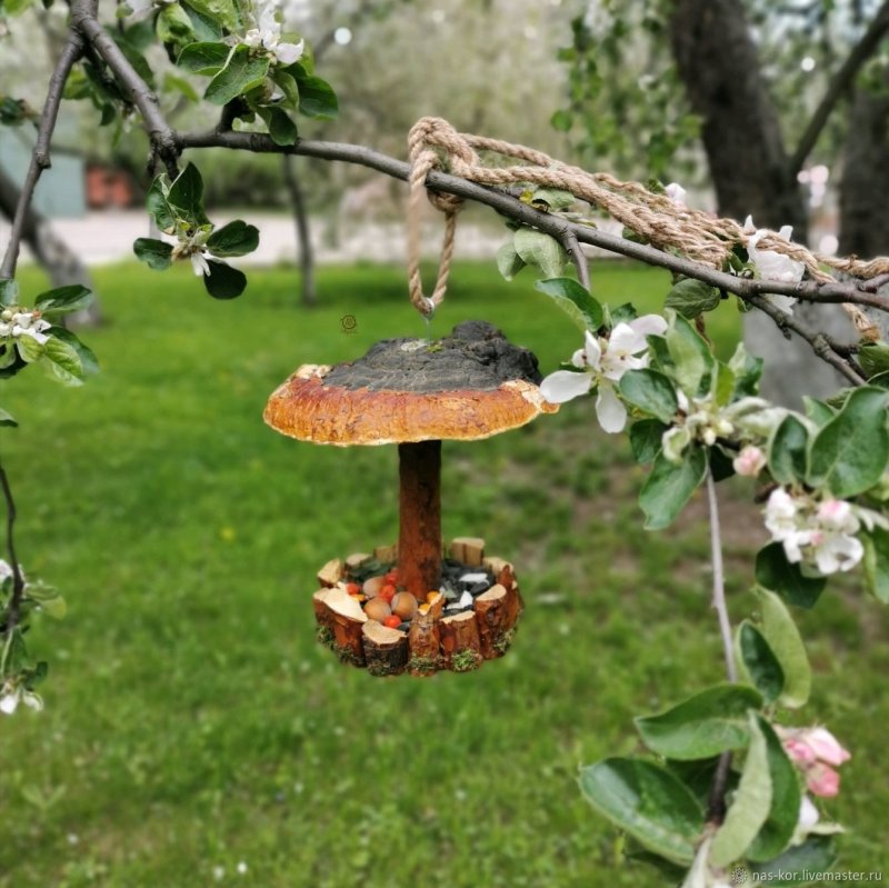 Кормушка для птиц из веток