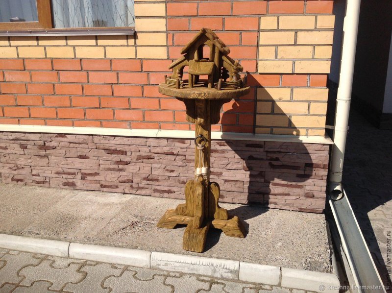 Кормушка для птиц на подставке