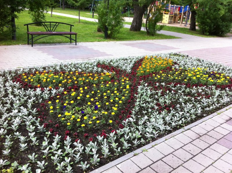 Клумбы для цветов возле литературного бульвара
