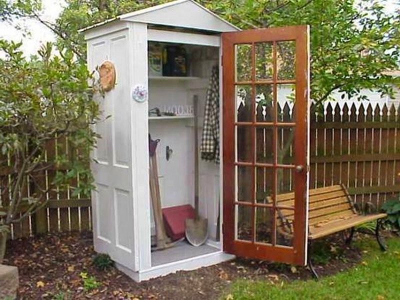 Туалет из старых дверей