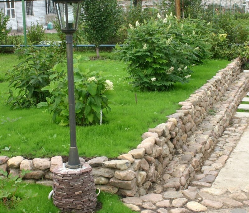 Клумба из бутового камня
