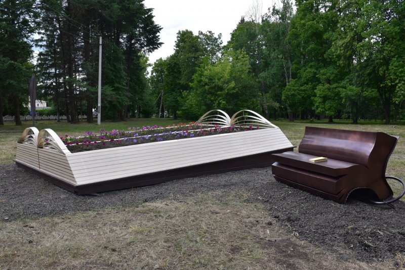 Клумбы у библиотеки