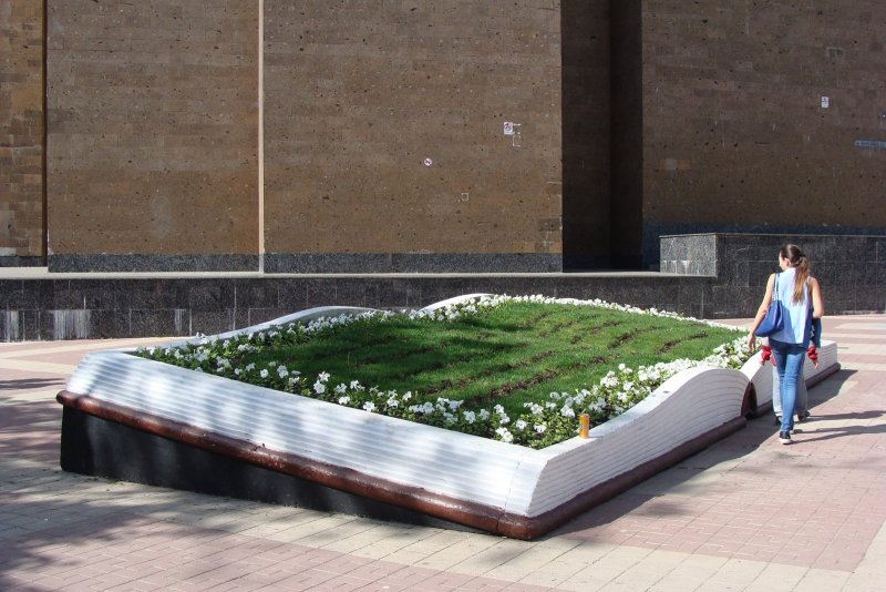 Памятник клумба в Ростове на Дону