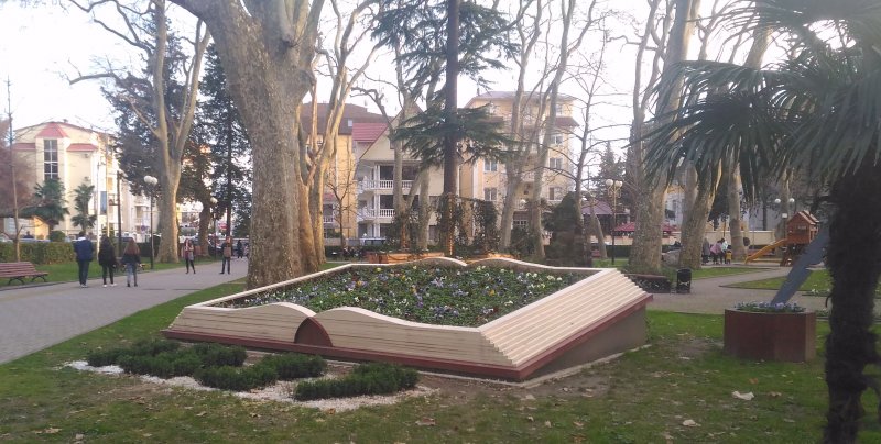 Клумба в виде книги