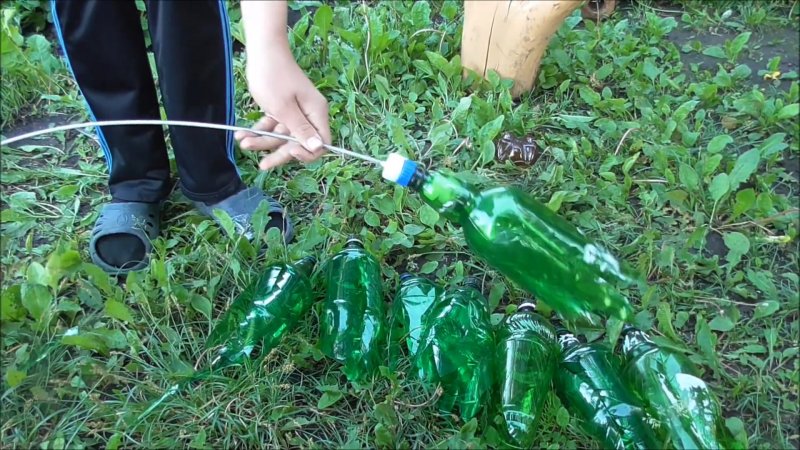 Опора из пластиковых бутылок для чери