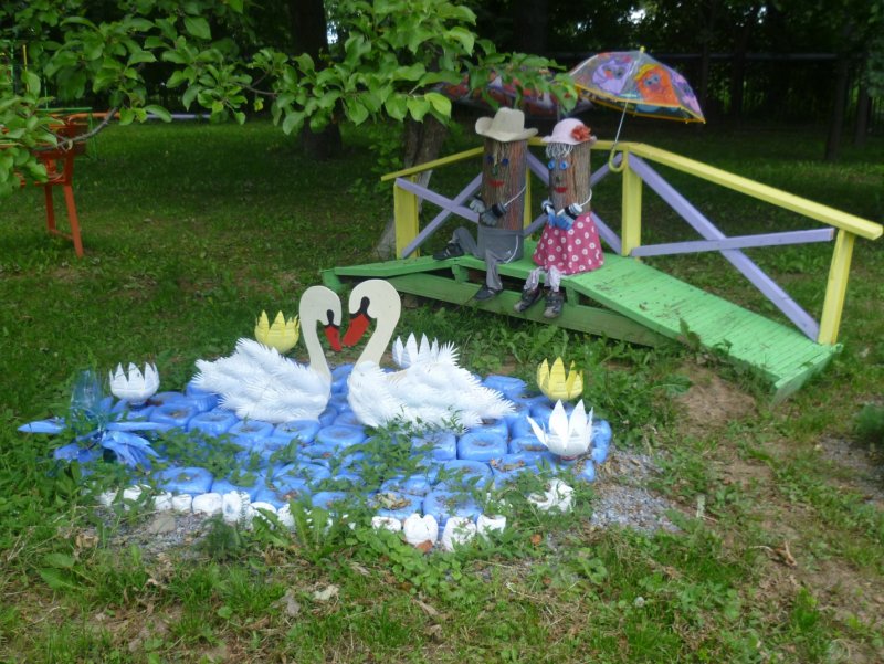 Клумба лебедь