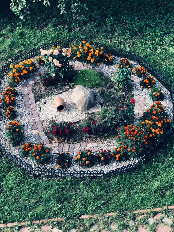 Клумба в виде солнца