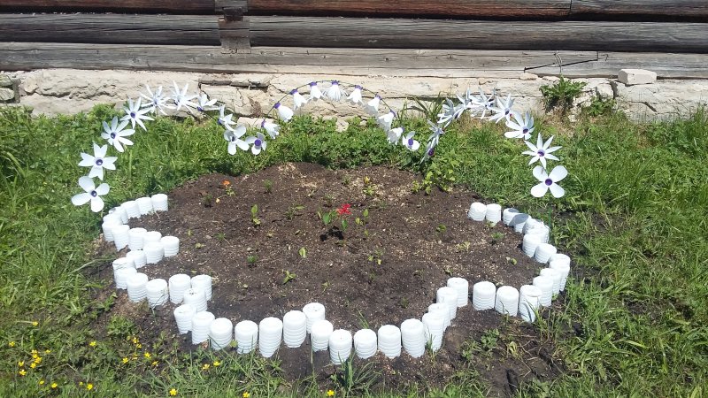 Заборчик из пластиковых бутылок для клумбы