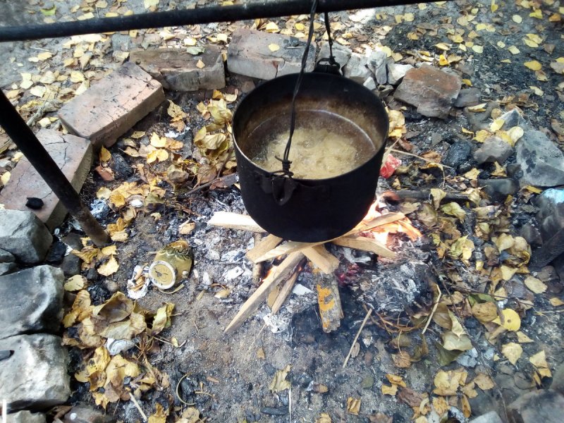 На костре самодельный котелок