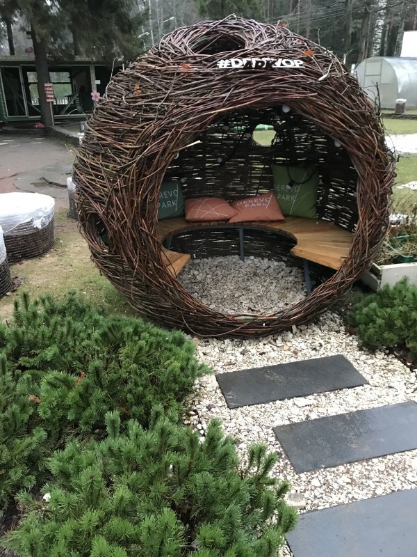 Беседка из прутьев