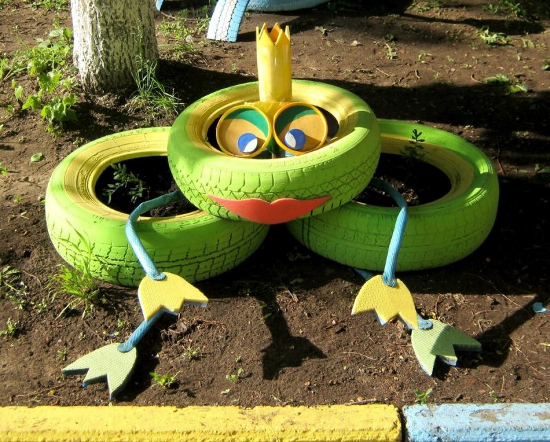 Фигурки из колес для сада