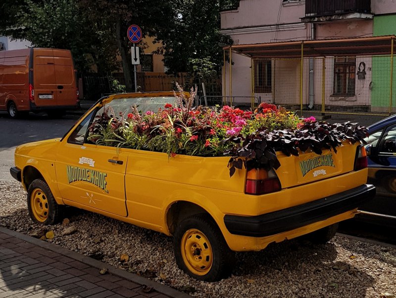 Клумба из автомобиля