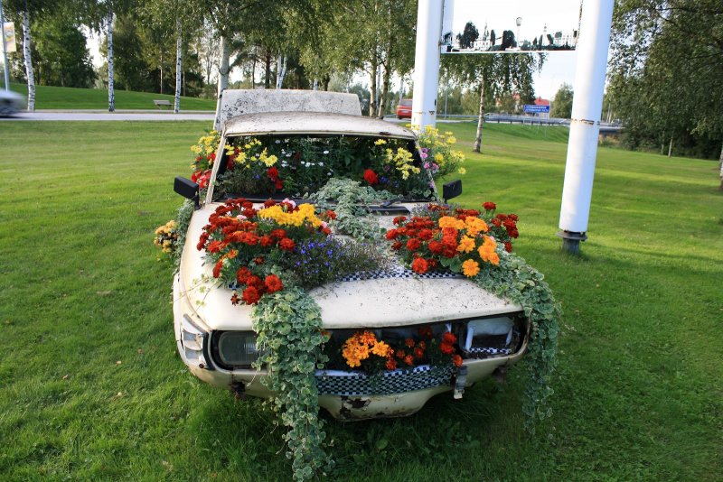 Клумба из автомобиля