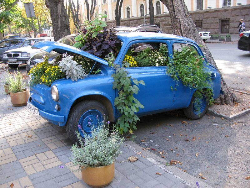 Клумба из автомобиля
