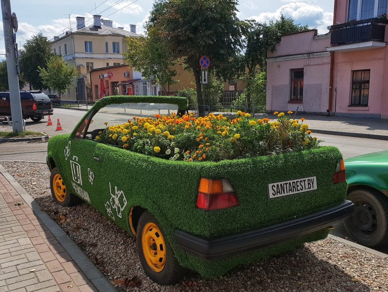 Клумба из машины