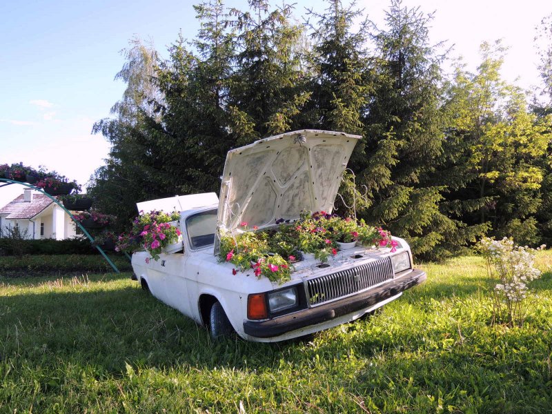 Клумба из автомобиля