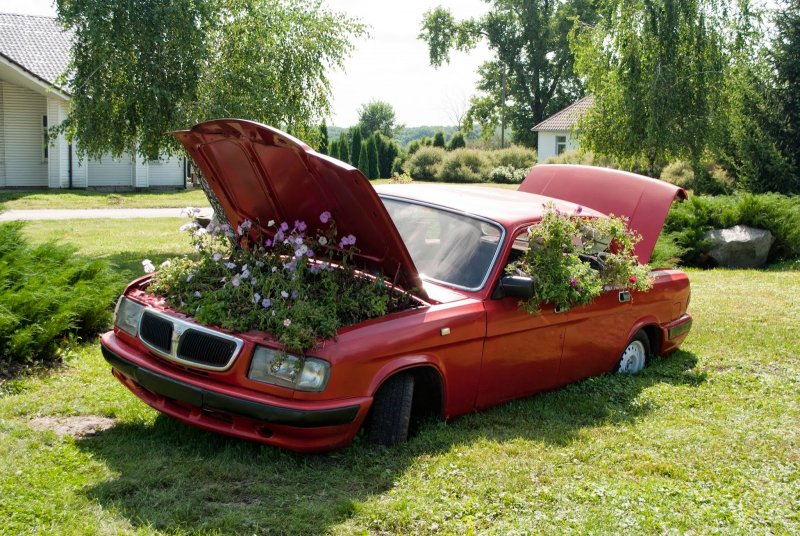 Клумба из автомобиля