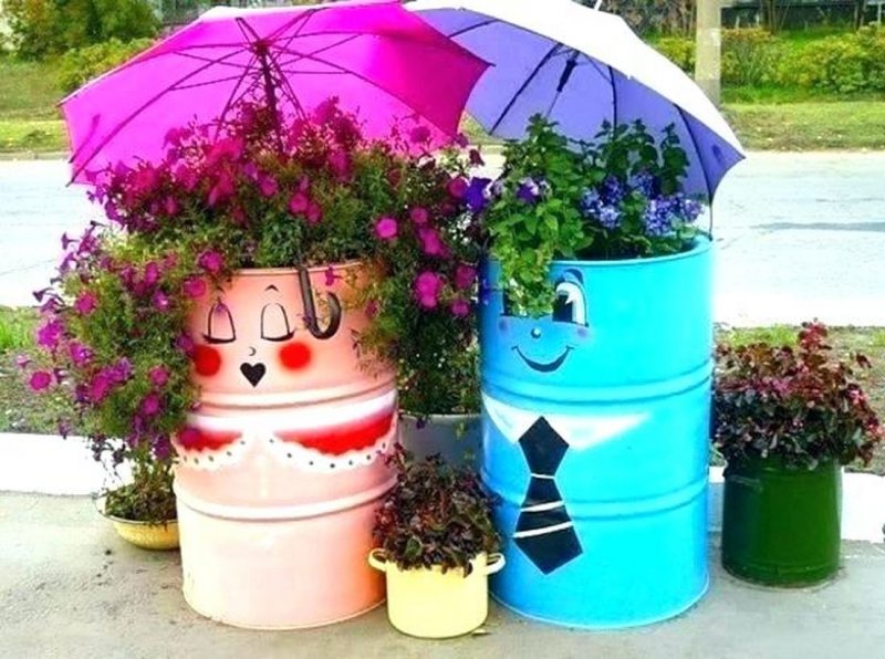 Декор клумбы из ведер