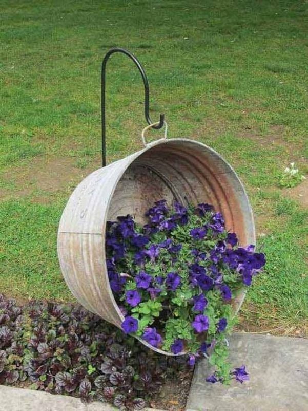 Цветник из корыта