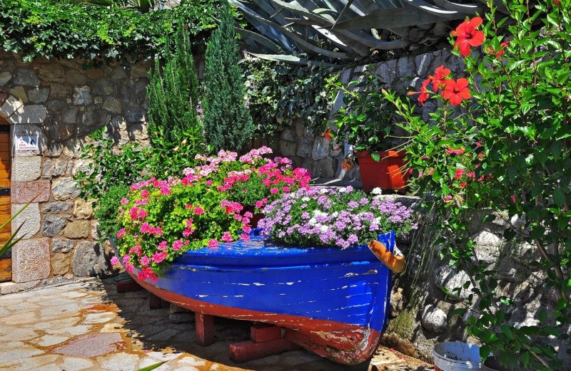 Клумба море