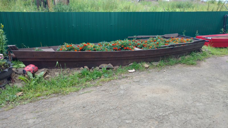 Клумба для роз из старой лодки