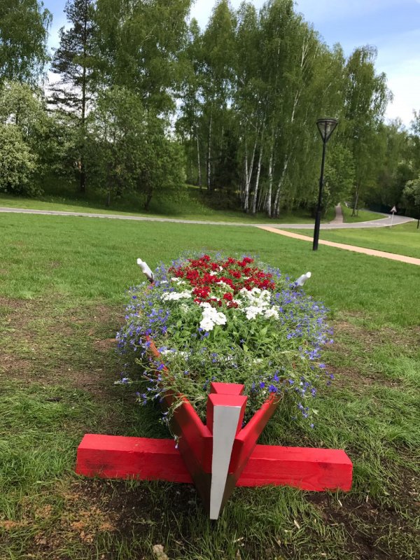 Клумба в виде лодки
