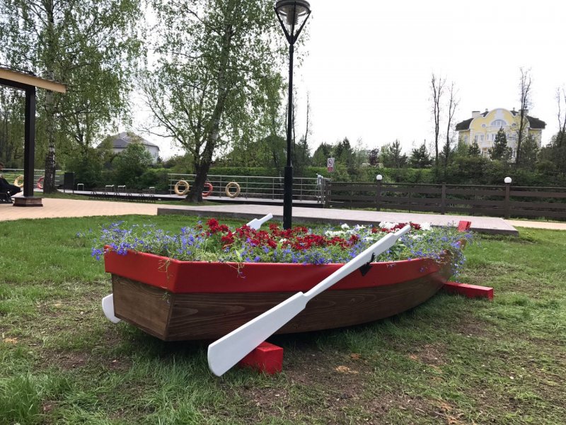 Клумба из старой лодки (40 фото)